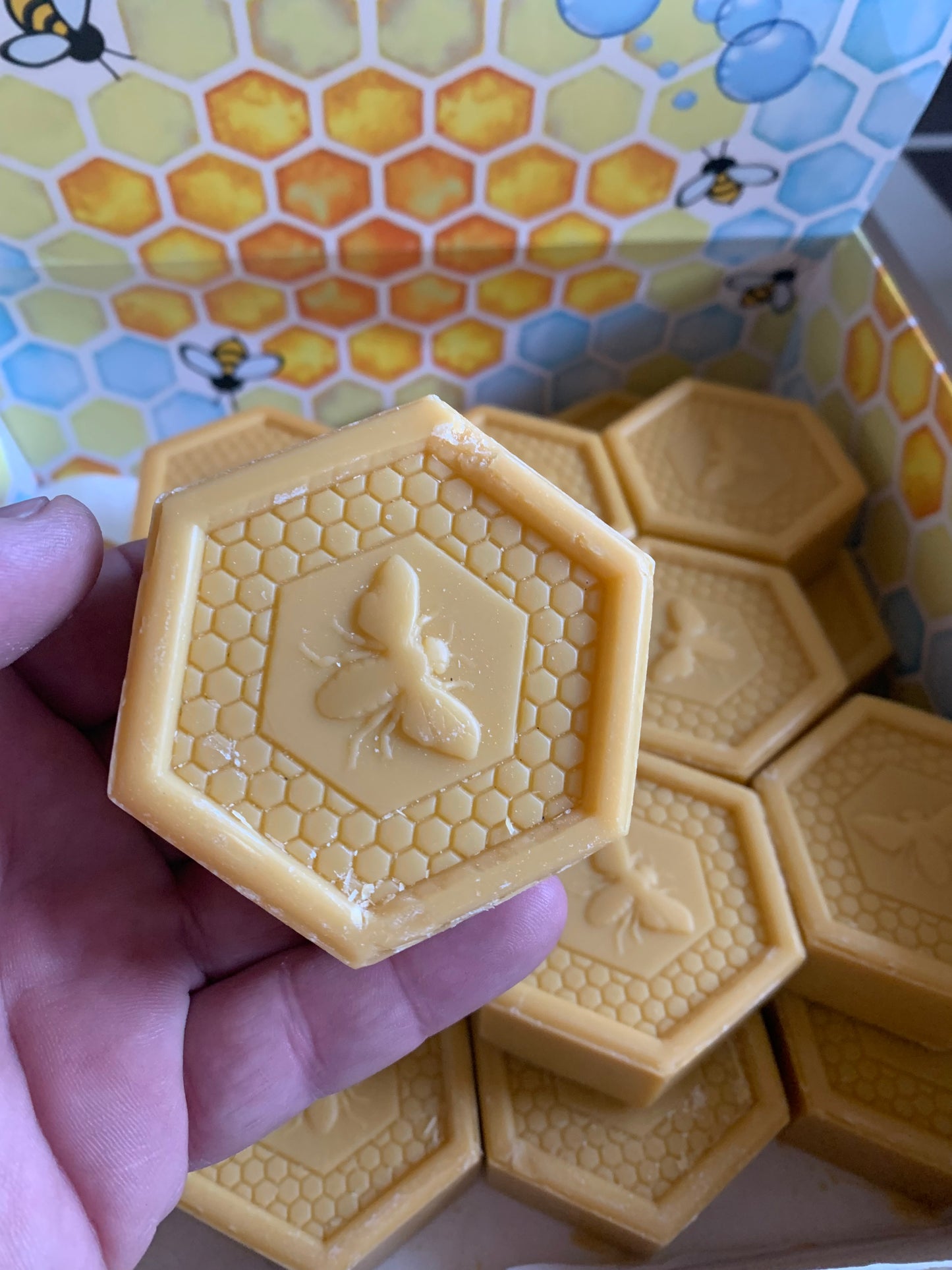 100g vegetable soap with natural honey - Harvested in Savoie (France) - Sold individually or in packs of 42