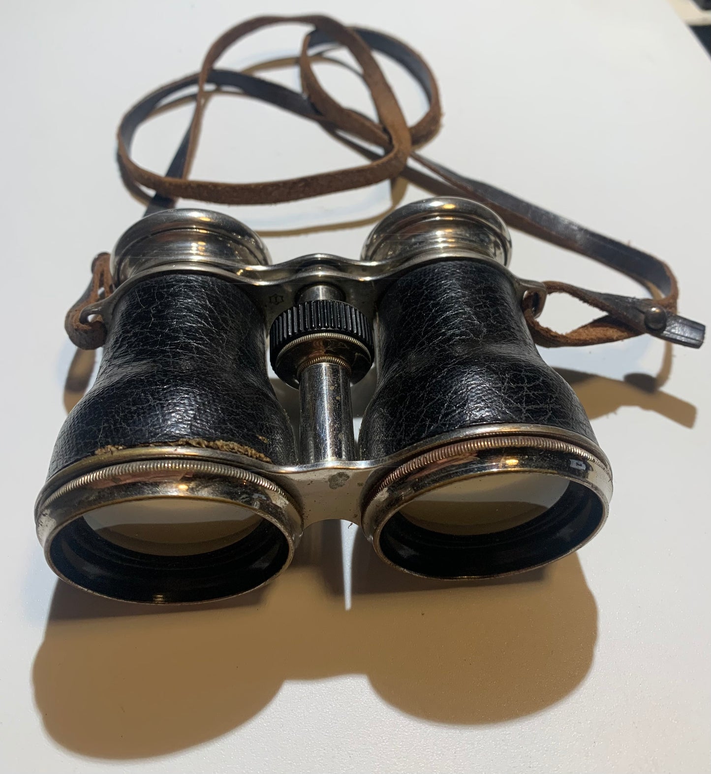 Jumelle de collection de la marque Faviars, mesurant 110,5 × 81 × 51 cm pour un poids de 382,9 g.