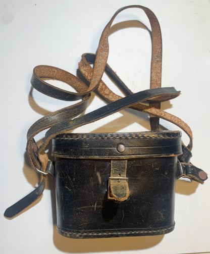 Jumelle de collection de la marque Faviars, mesurant 110,5 × 81 × 51 cm pour un poids de 382,9 g.