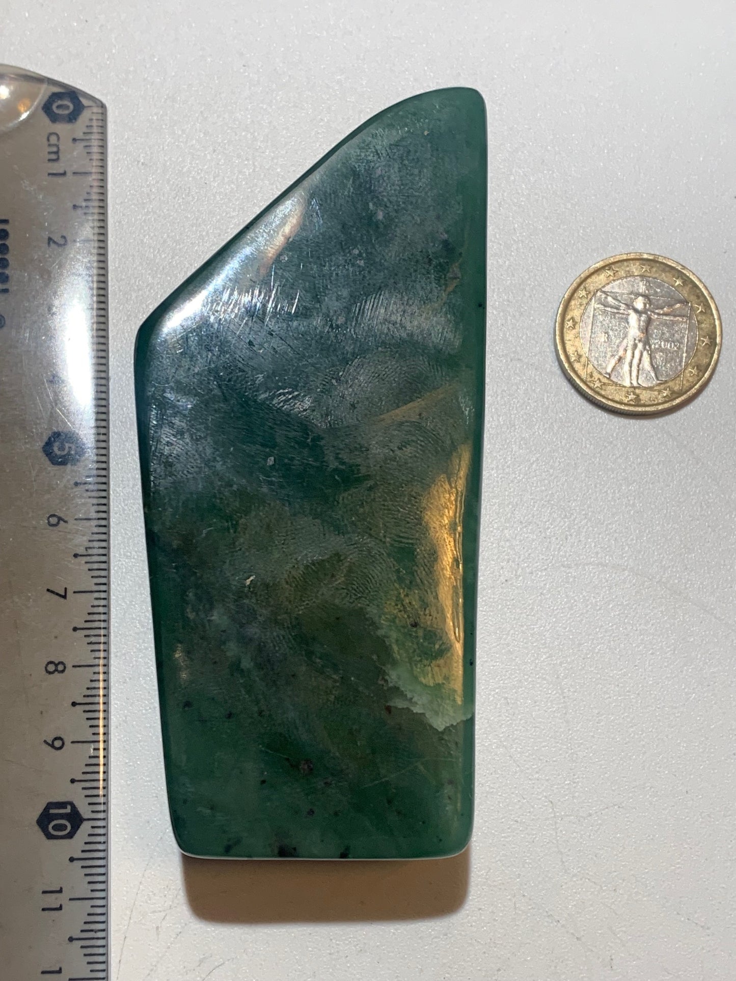 Jadéite - Forme libre - 9,5 x 4,5 x 2,5 cm - 200 gr.