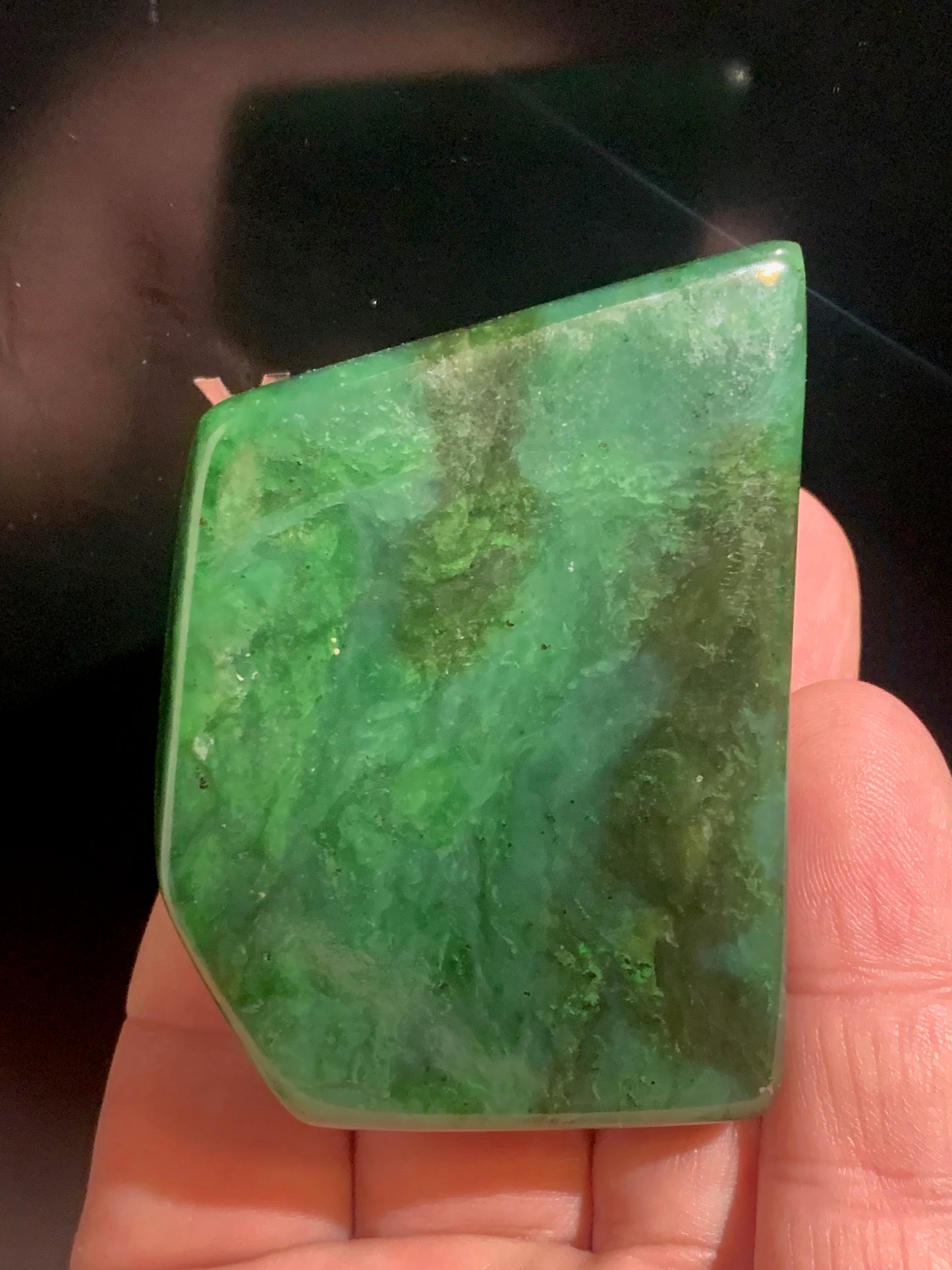 Jadéite - Forme libre - 7 x 5 x 2 cm - 151 gr.