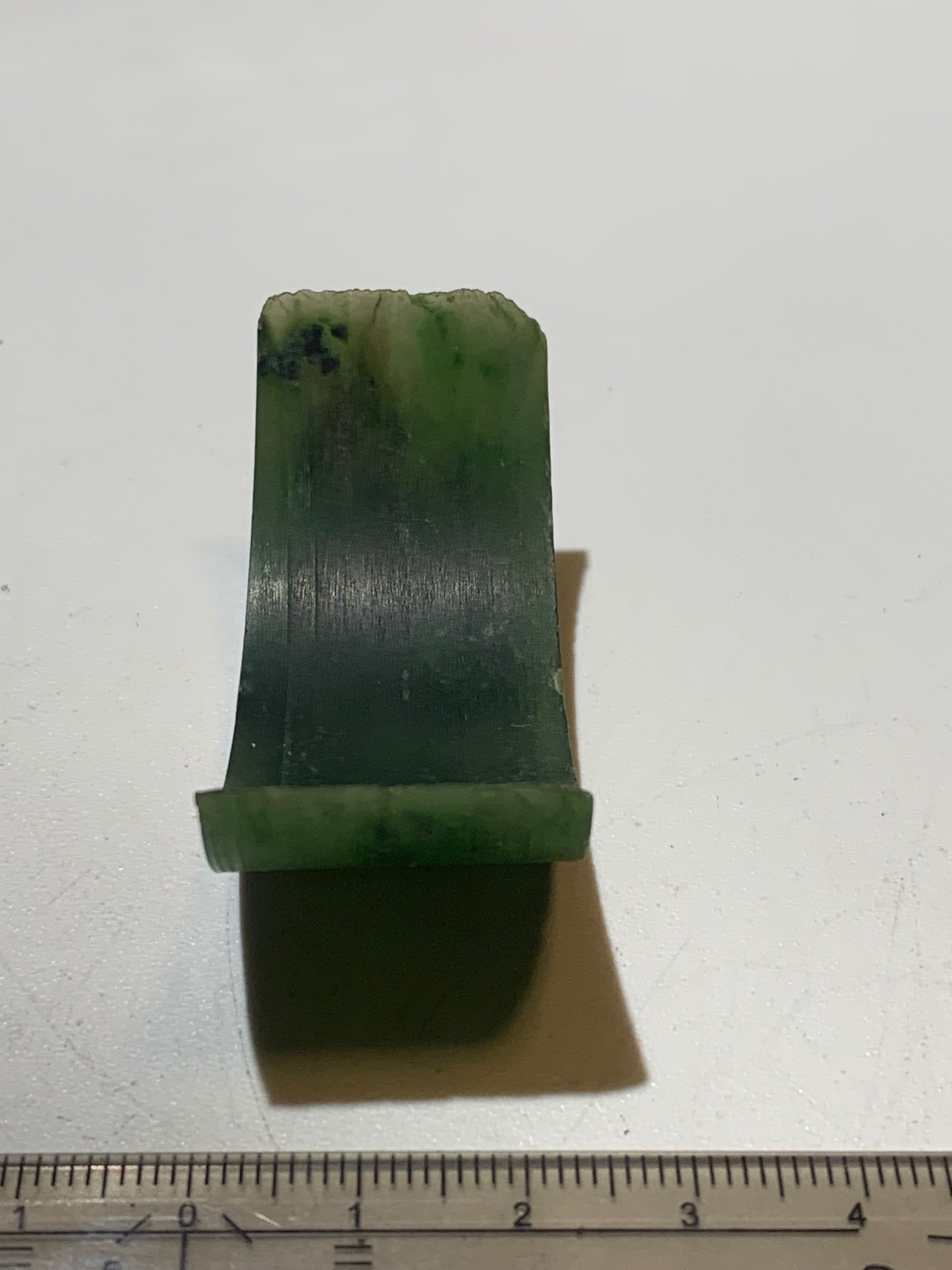 Jadéite - Forme libre, chute de sculpture de Jade Europe - 47 x 23 x 23 mm - 19,8 gr.