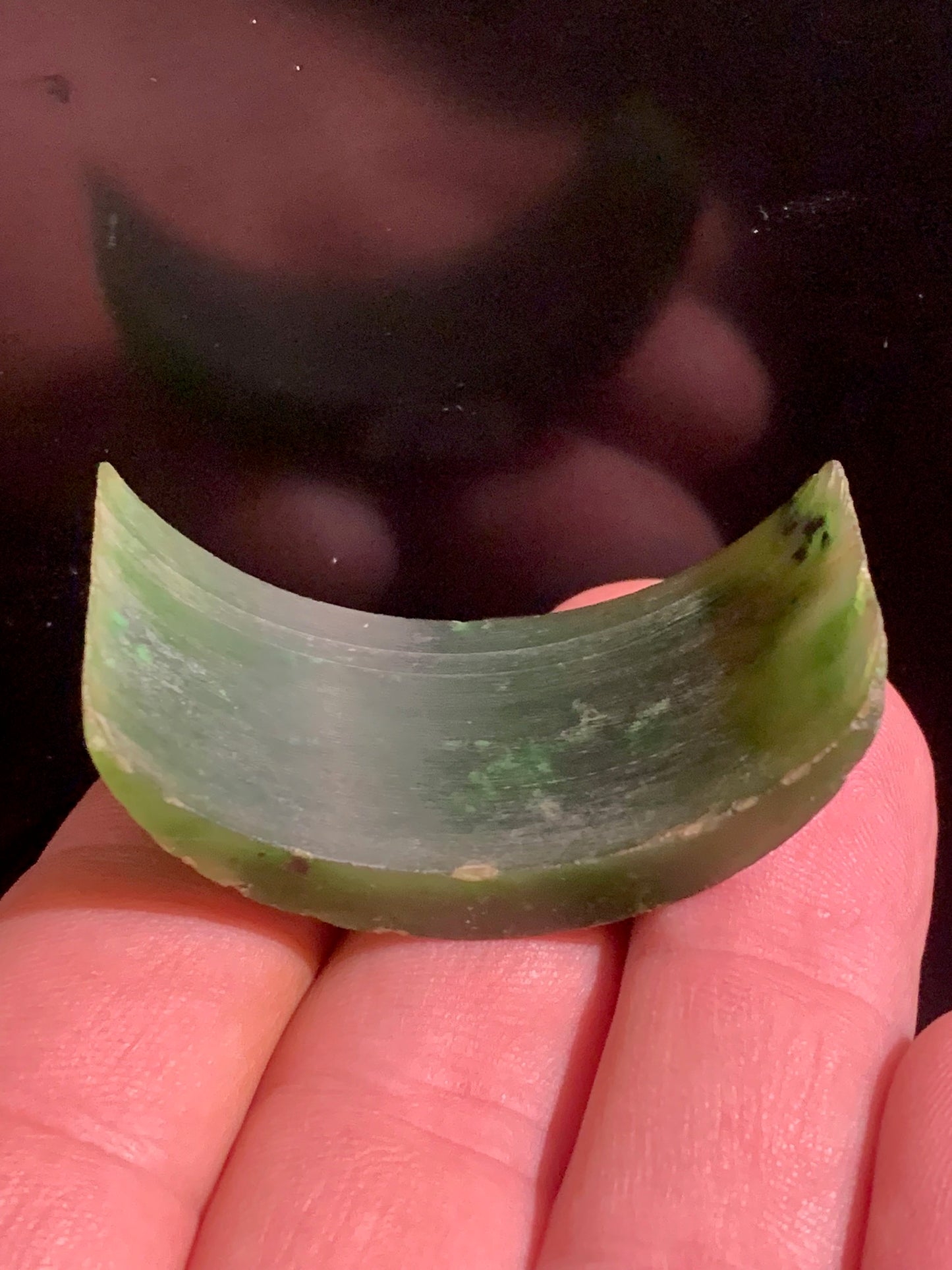 Jadéite - Forme libre, chute de sculpture de Jade Europe - 47 x 23 x 23 mm - 19,8 gr.
