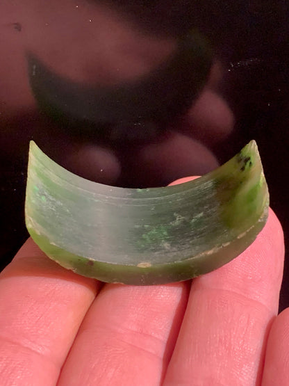 Jadéite - Forme libre, chute de sculpture de Jade Europe - 47 x 23 x 23 mm - 19,8 gr.