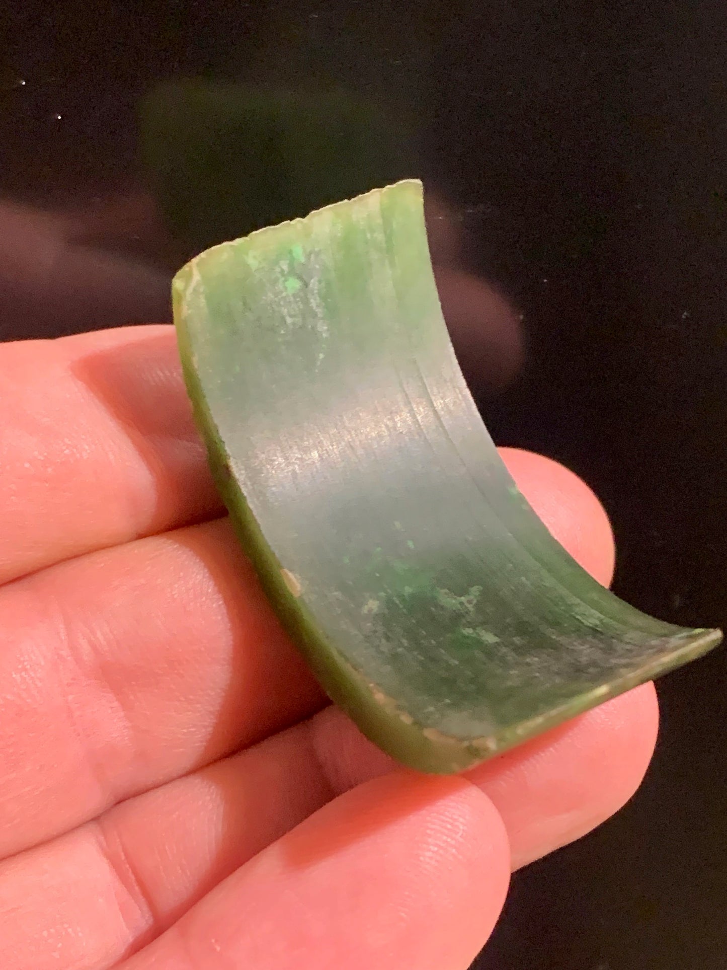 Jadéite - Forme libre, chute de sculpture de Jade Europe - 47 x 23 x 23 mm - 19,8 gr.