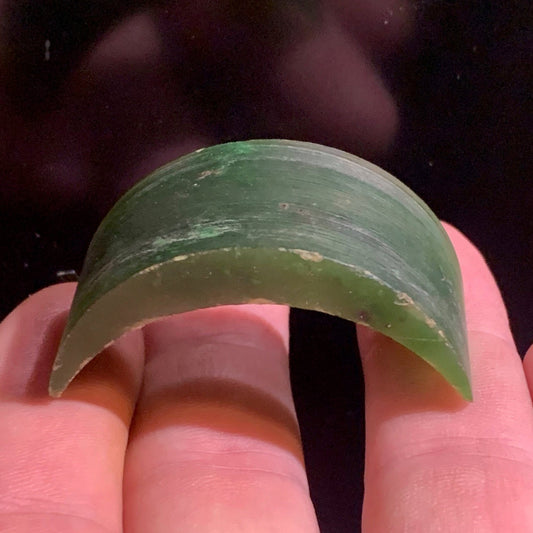 Jadéite - Forme libre, chute de sculpture de Jade Europe - 47 x 23 x 23 mm - 19,8 gr.