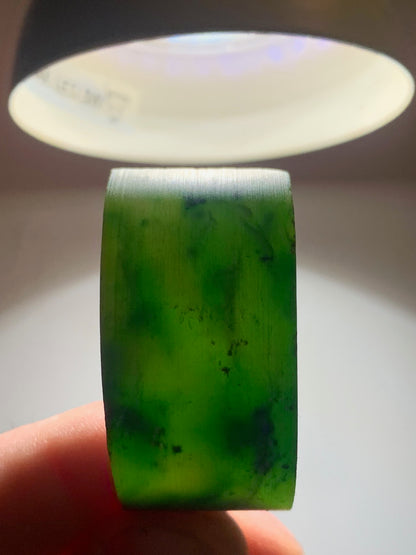 Jadéite - Forme libre, chute de sculpture de Jade Europe - 47 x 23 x 23 mm - 19,8 gr.