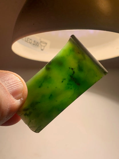 Jadéite - Forme libre, chute de sculpture de Jade Europe - 47 x 23 x 23 mm - 19,8 gr.