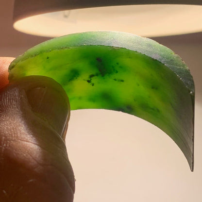 Jadéite - Forme libre, chute de sculpture de Jade Europe - 47 x 23 x 23 mm - 19,8 gr.