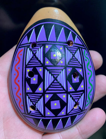 Ocarina en terre cuite avec des dessins typique du Pérou - Taille L : 10,50 × 7,60 × 3,30 cm