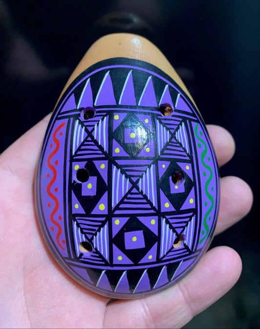 Ocarina en terre cuite avec des dessins typique du Pérou - Taille L : 10,50 × 7,60 × 3,30 cm