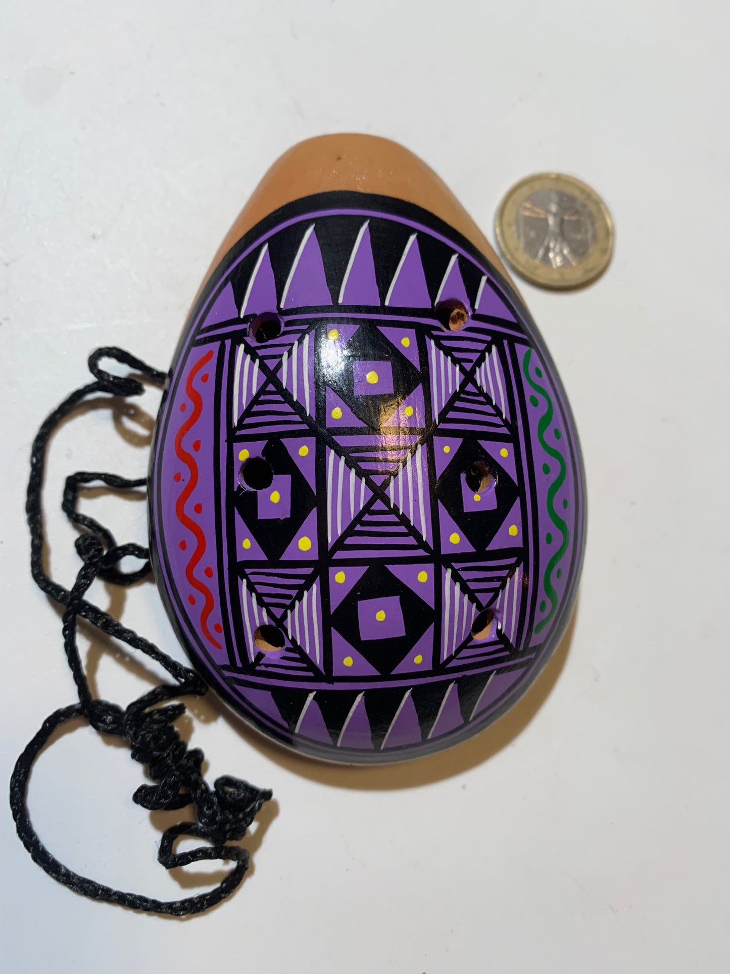 Ocarina en terre cuite avec des dessins typique du Pérou - Taille L : 10,50 × 7,60 × 3,30 cm
