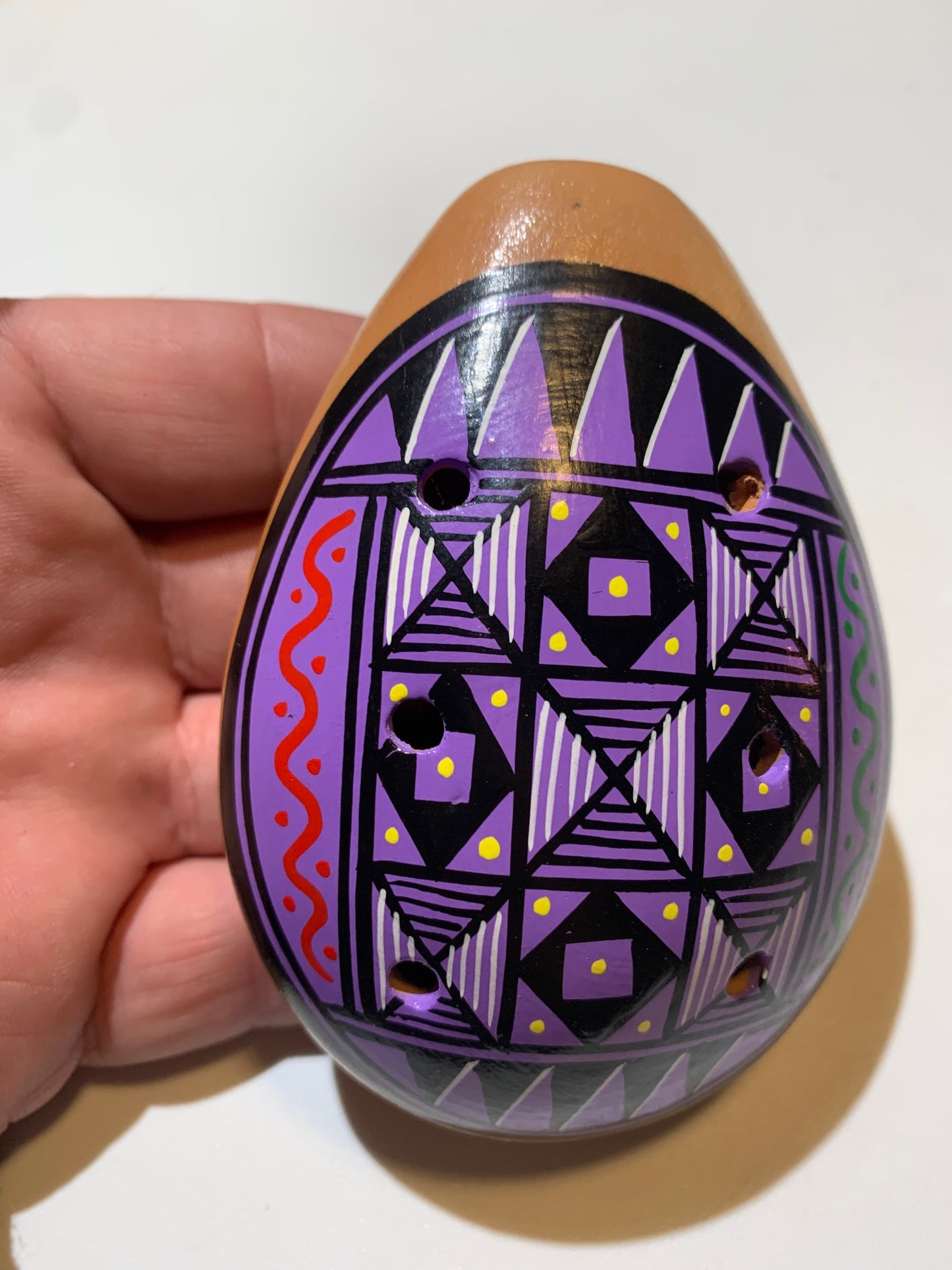 Ocarina en terre cuite avec des dessins typique du Pérou - Taille L : 10,50 × 7,60 × 3,30 cm