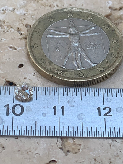 Cristal de roche 'façon diamant', pierre taillée de 4mm x4 x3 - 0,5 carats. Parfait en bijouterie, collection ,exposition...