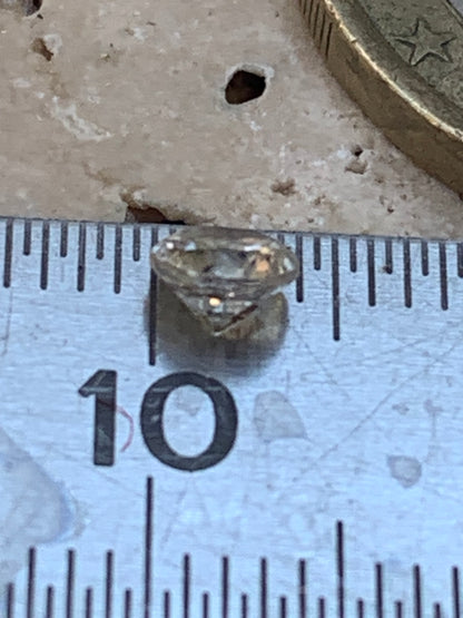 Cristal de roche 'façon diamant', pierre taillée de 4mm x4 x3 - 0,5 carats. Parfait en bijouterie, collection ,exposition...