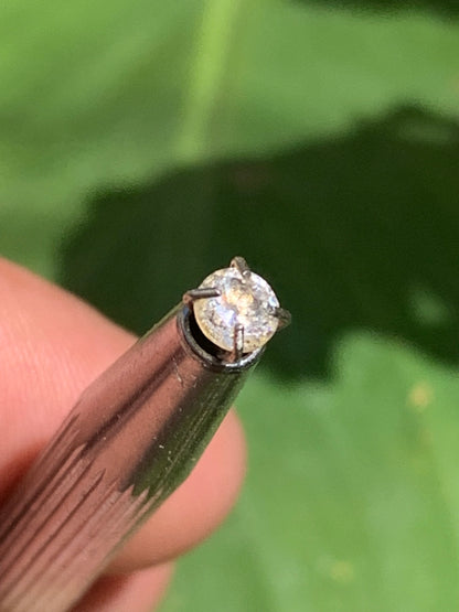 Cristal de roche 'façon diamant', pierre taillée de 4mm x4 x3 - 0,5 carats. Parfait en bijouterie, collection ,exposition...