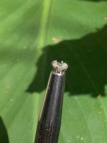 Cristal de roche 'façon diamant', pierre taillée de 4mm x4 x3 - 0,5 carats. Parfait en bijouterie, collection ,exposition...