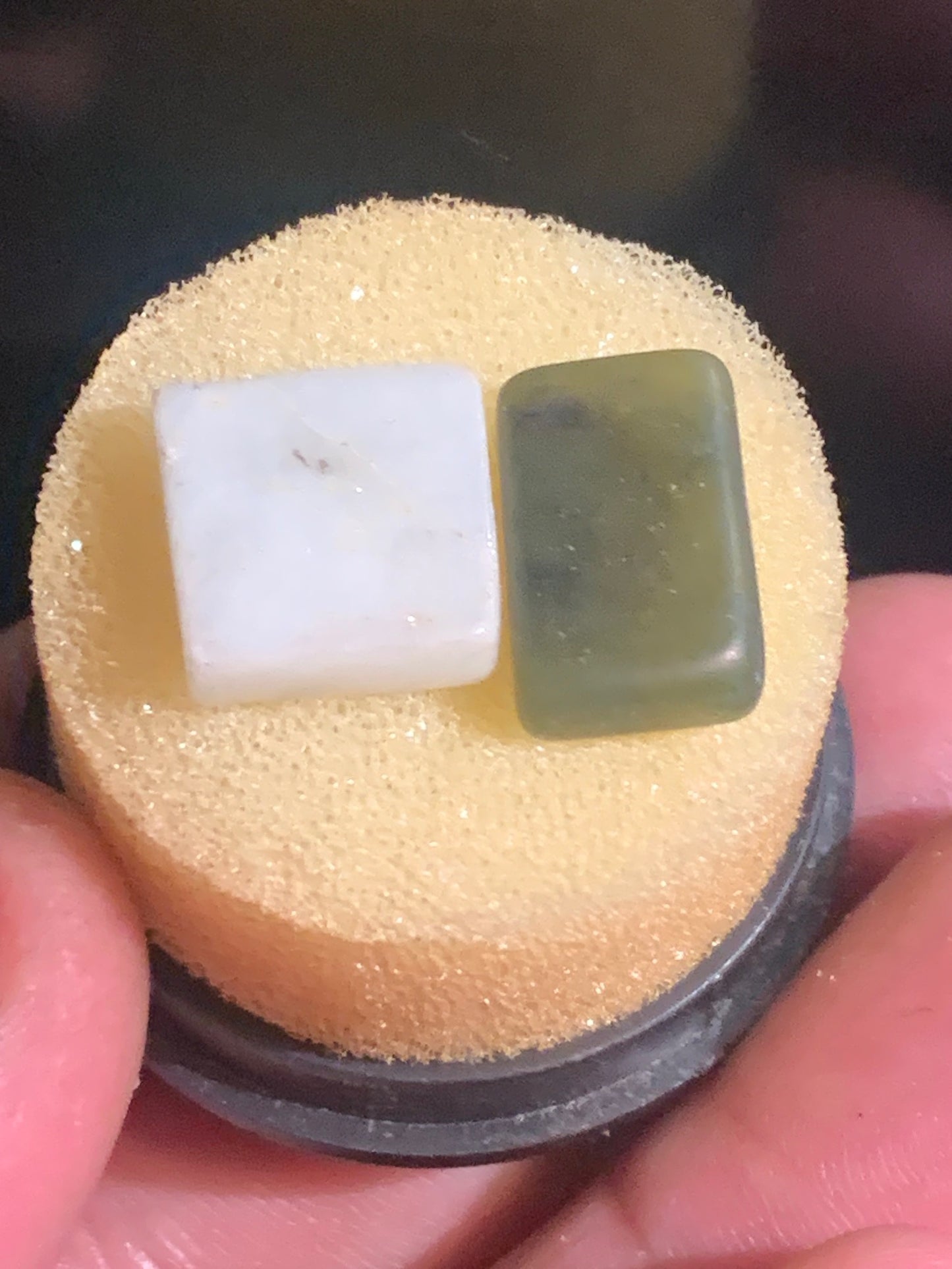 Jadéite en cabochon – Lot de 2 échantillons – env. 1 × 1,5 × 3 mm
