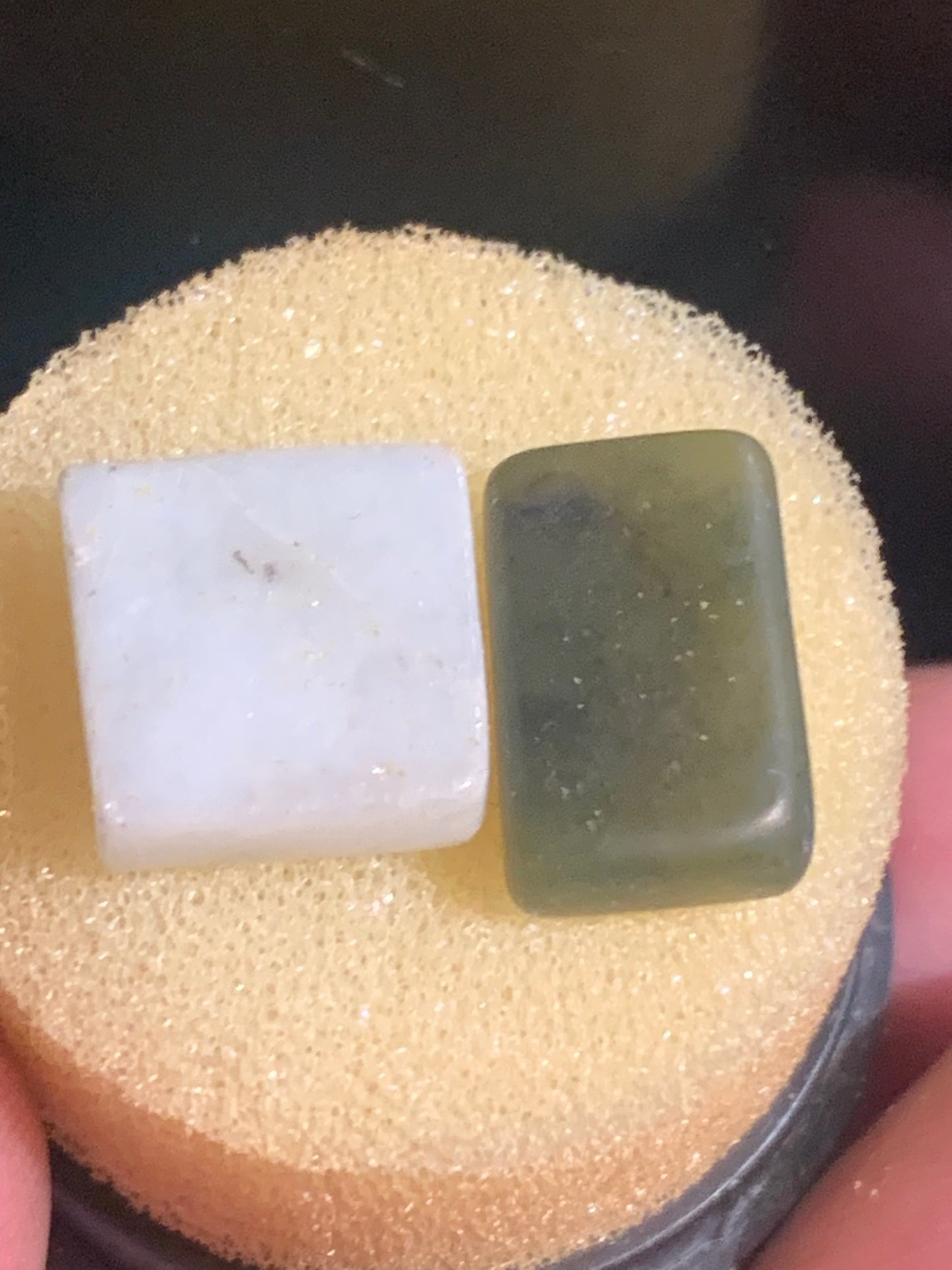 Jadéite en cabochon – Lot de 2 échantillons – env. 1 × 1,5 × 3 mm