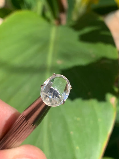 Cristal de roche, pierre taillée de 12mm x9 x4 - 2 carats. Parfait en bijouterie, collection ,exposition...