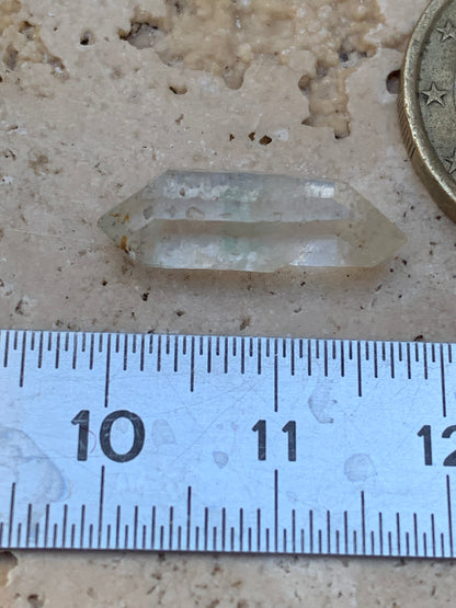 Cristal de roche bi-déterminé, pierre naturelle de 19mm x7 x5 - 4,5 carats. Parfait en bijouterie, collection ,exposition...