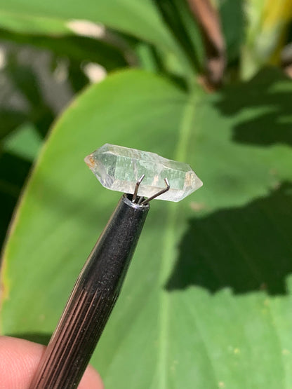 Cristal de roche bi-déterminé, pierre naturelle de 19mm x7 x5 - 4,5 carats. Parfait en bijouterie, collection ,exposition...