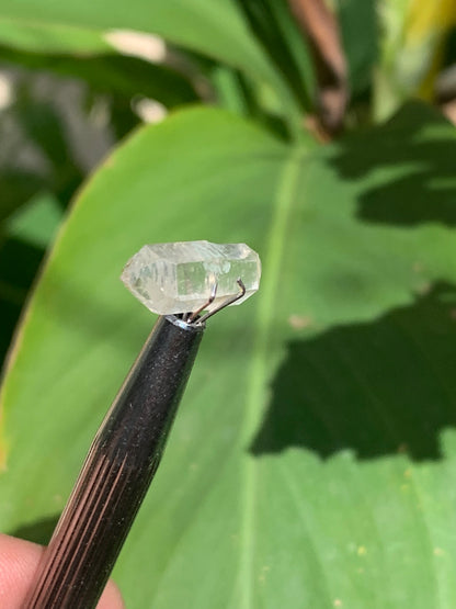Cristal de roche bi-déterminé, pierre naturelle de 19mm x7 x5 - 4,5 carats. Parfait en bijouterie, collection ,exposition...