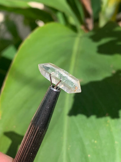 Cristal de roche bi-déterminé, pierre naturelle de 19mm x7 x5 - 4,5 carats. Parfait en bijouterie, collection ,exposition...