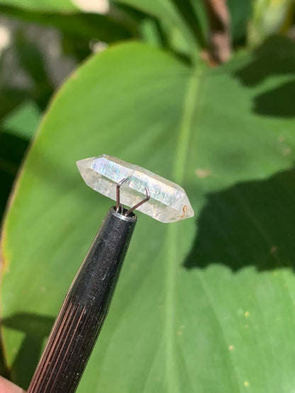 Cristal de roche bi-déterminé, pierre naturelle de 19mm x7 x5 - 4,5 carats. Parfait en bijouterie, collection ,exposition...