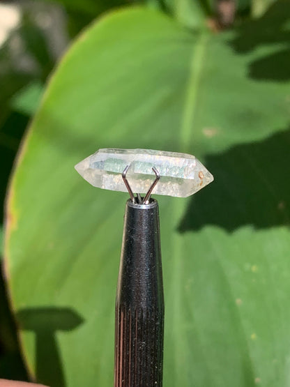 Cristal de roche bi-déterminé, pierre naturelle de 19mm x7 x5 - 4,5 carats. Parfait en bijouterie, collection ,exposition...