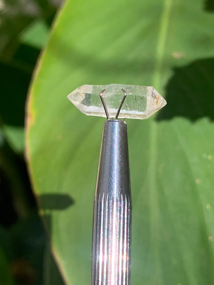 Cristal de roche bi-déterminé, pierre naturelle de 19mm x7 x5 - 4,5 carats. Parfait en bijouterie, collection ,exposition...