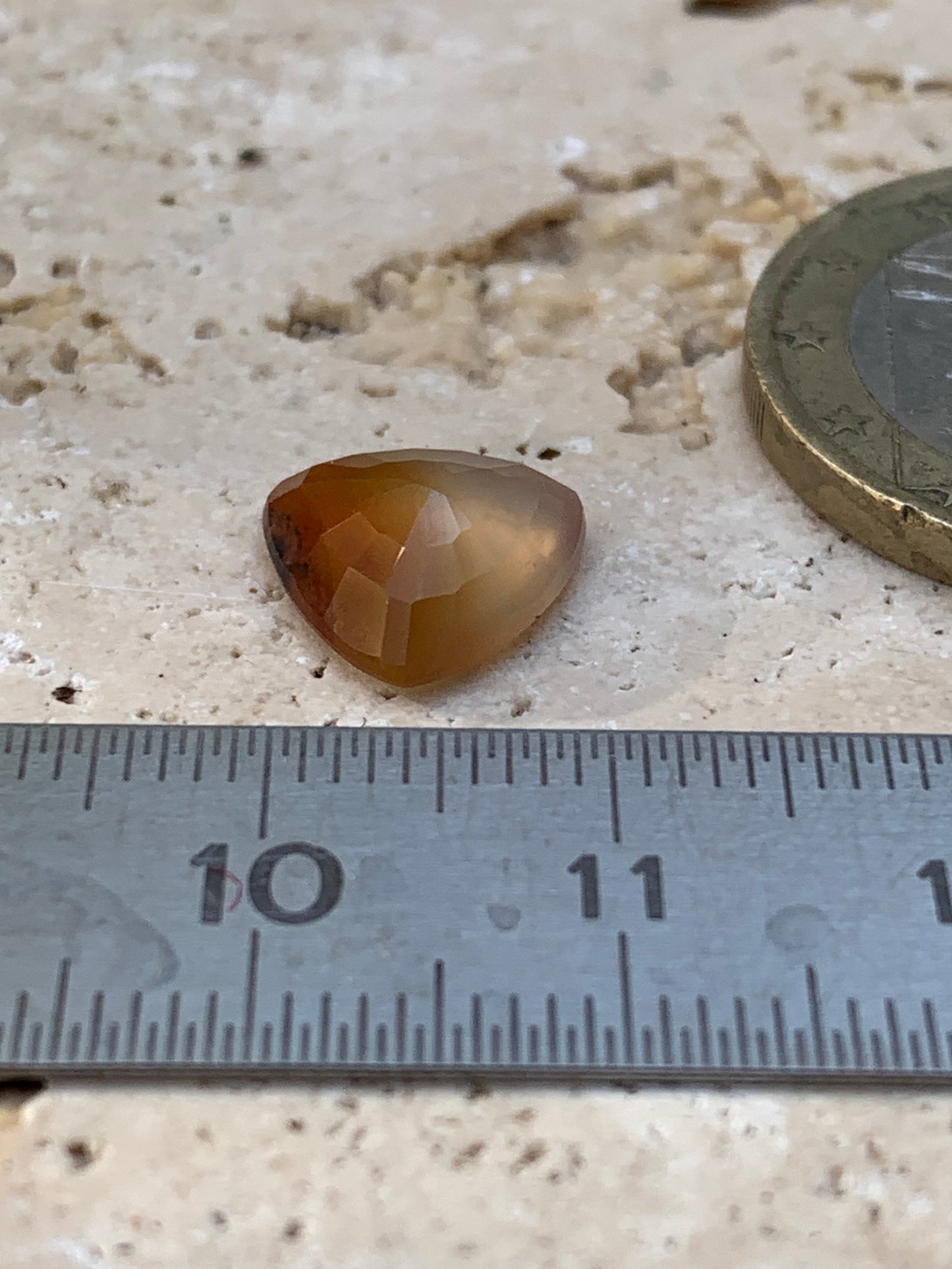 Cornaline, pierre fine taillée de 10mm x10 x4 - 2,5 carats. Parfait en bijouterie, collection ,exposition...
