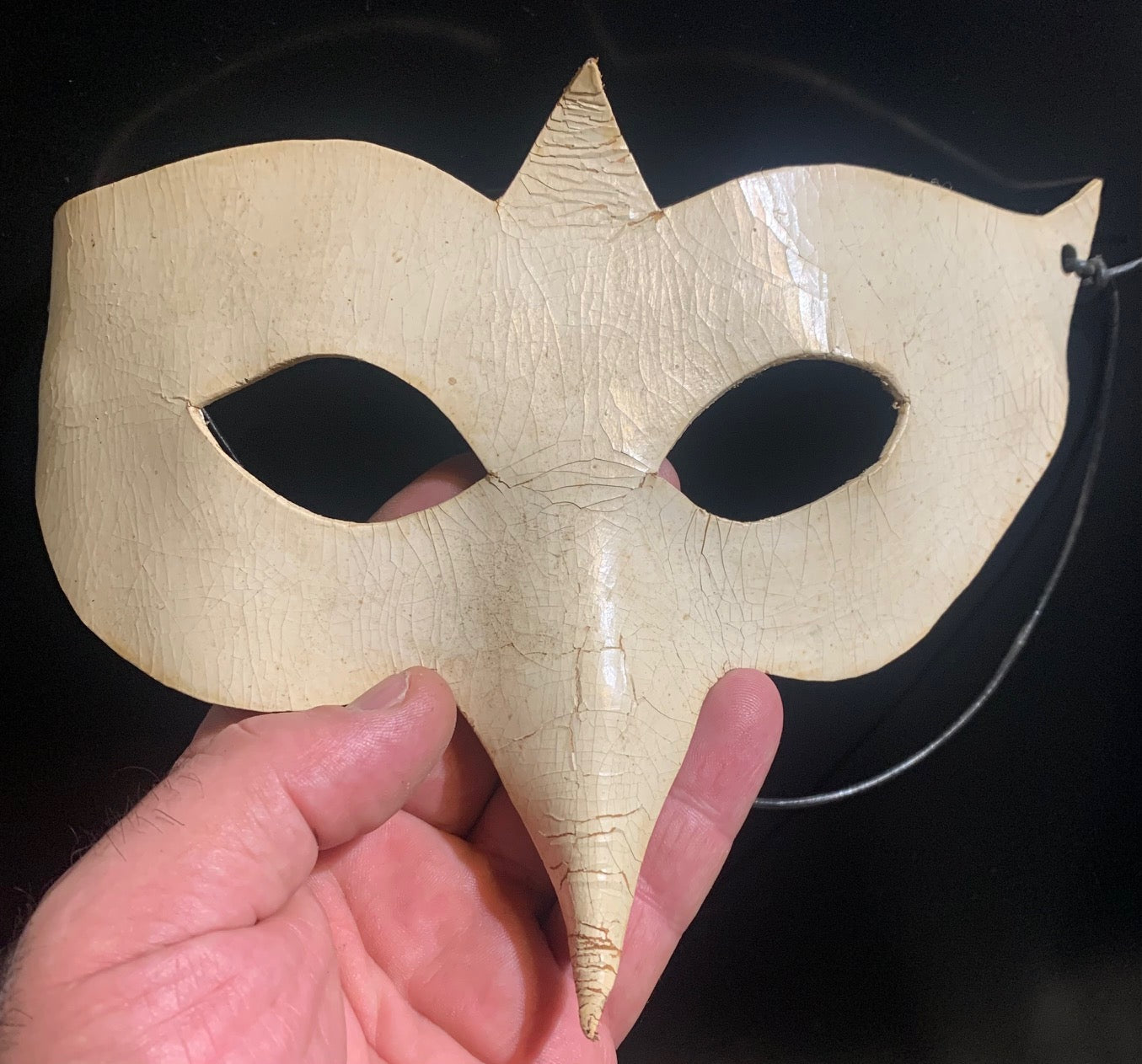 Masque 'ALICE' en cuir blanc de la Comedie Del Arte (Firenze) - Signé par le fabricant 'Alice' - 24 x 15 x 0,3 cm