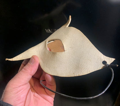 Masque 'ALICE' en cuir blanc de la Comedie Del Arte (Firenze) - Signé par le fabricant 'Alice' - 24 x 15 x 0,3 cm