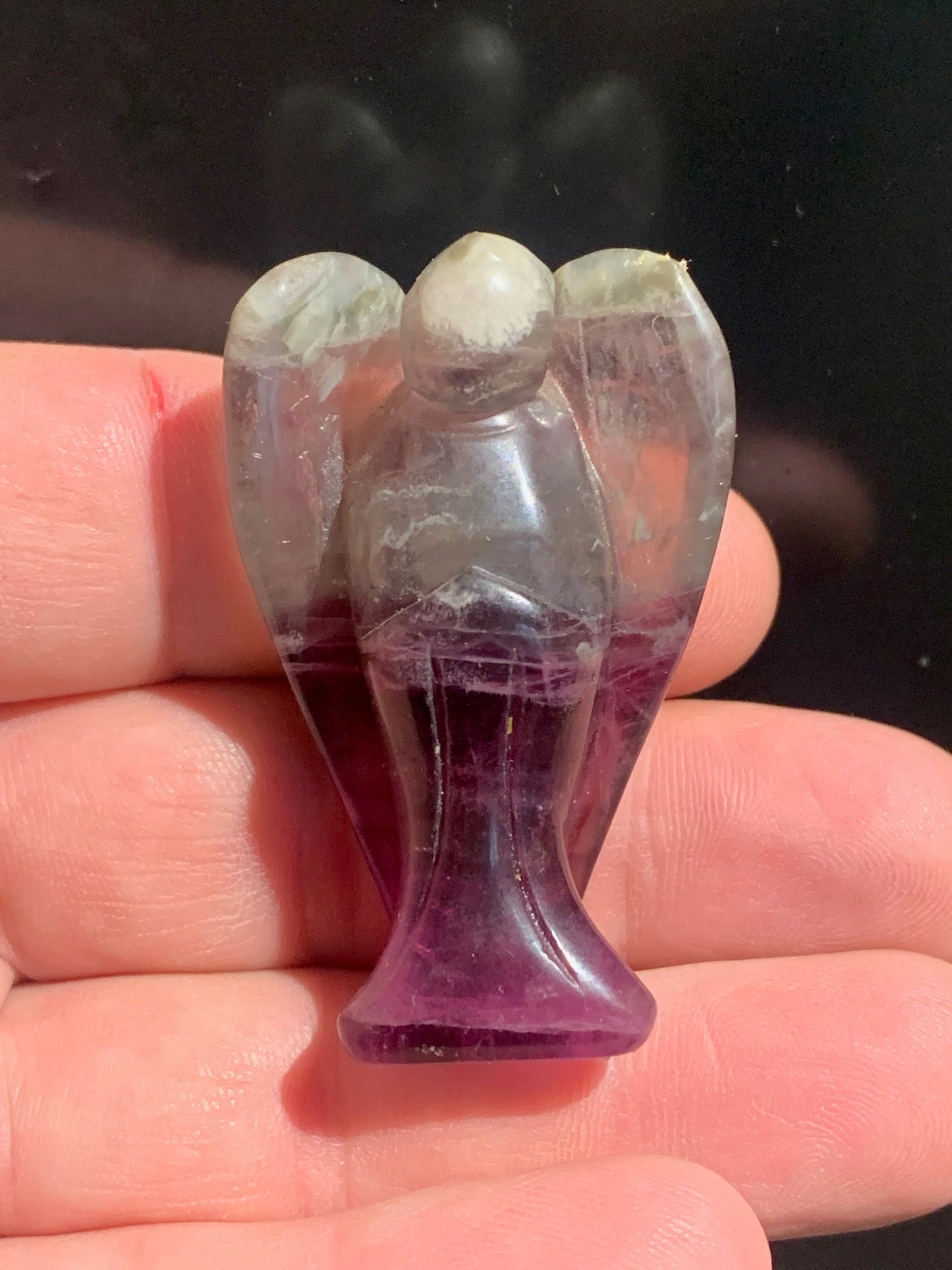Ange sculpté en fluorite multicolore (violet & bleu) – Pièce décorative 53 × 30 × 18 mm – 43,4 g