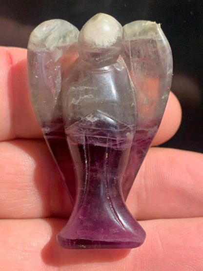Ange sculpté en fluorite multicolore (violet & bleu) – Pièce décorative 53 × 30 × 18 mm – 43,4 g