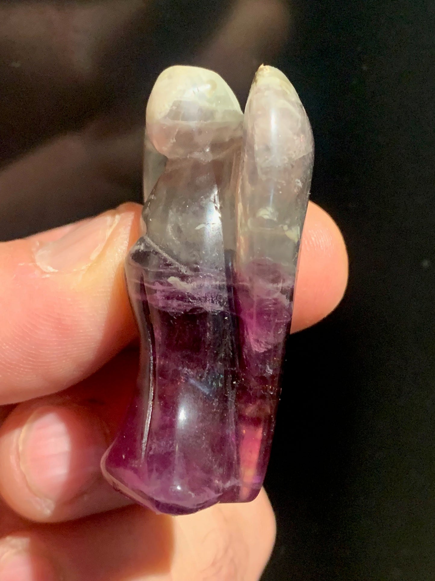 Ange sculpté en fluorite multicolore (violet & bleu) – Pièce décorative 53 × 30 × 18 mm – 43,4 g