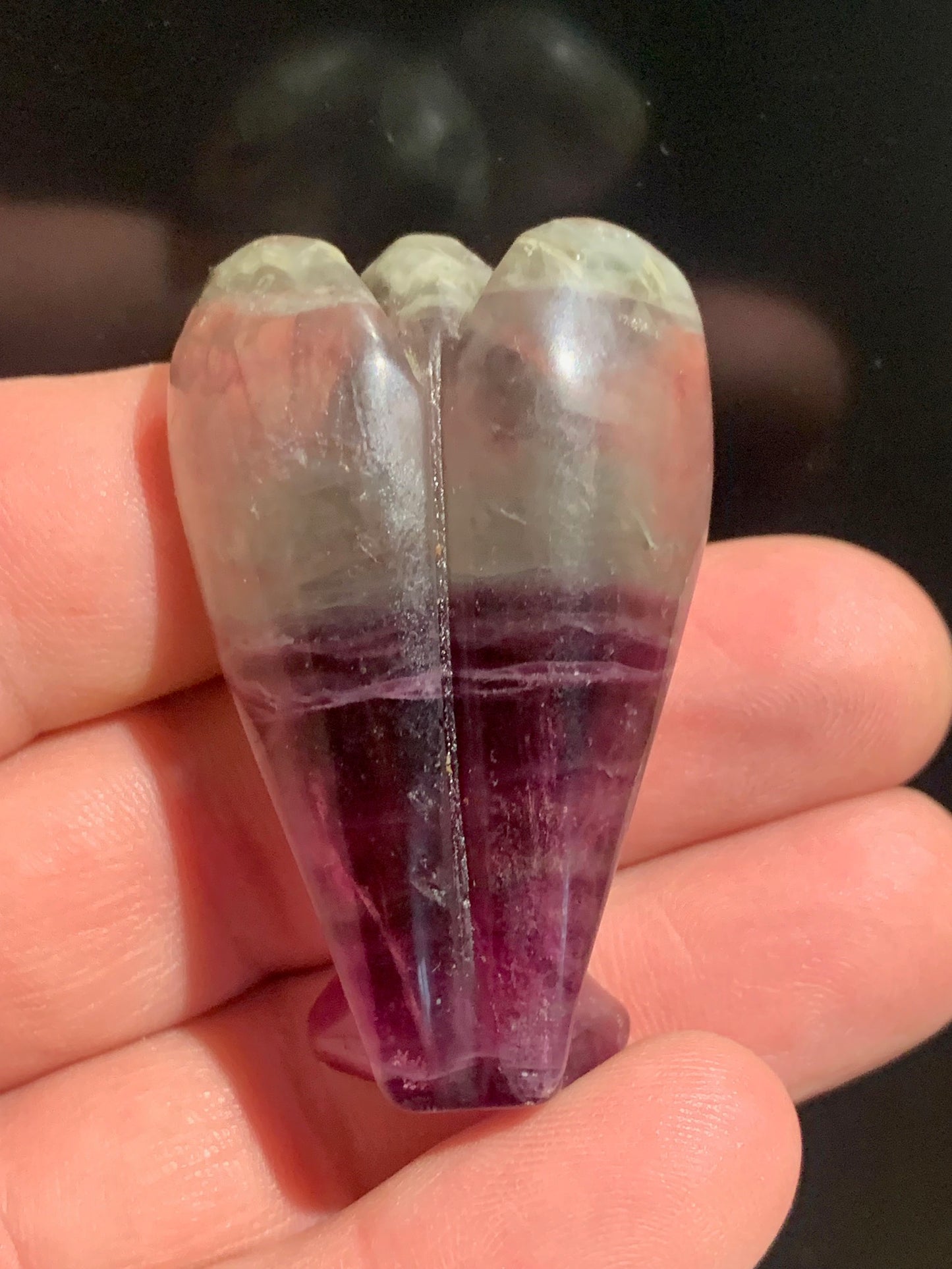 Ange sculpté en fluorite multicolore (violet & bleu) – Pièce décorative 53 × 30 × 18 mm – 43,4 g
