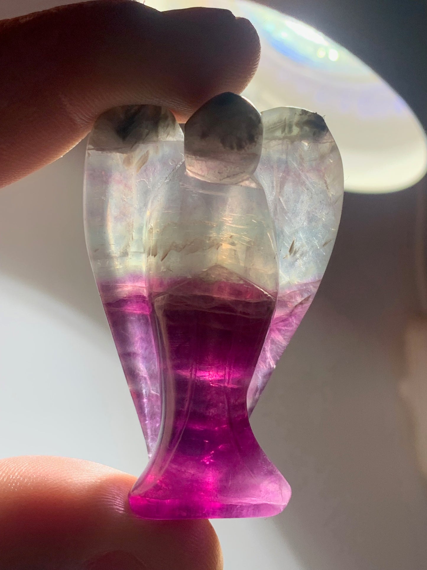 Ange sculpté en fluorite multicolore (violet & bleu) – Pièce décorative 53 × 30 × 18 mm – 43,4 g