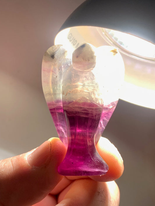 Ange sculpté en fluorite multicolore (violet & bleu) – Pièce décorative 53 × 30 × 18 mm – 43,4 g