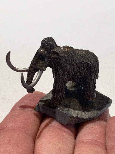Mammouth en bronze – Sculpture décorative au style antique, symbole de force et de sagesse – Pièce finement détaillée – 55 × 45 × 37 mm – 85,3 g
