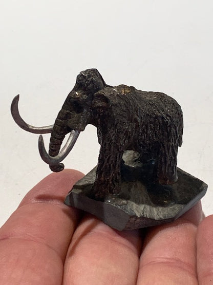 Mammouth en bronze – Sculpture décorative au style antique, symbole de force et de sagesse – Pièce finement détaillée – 55 × 45 × 37 mm – 85,3 g