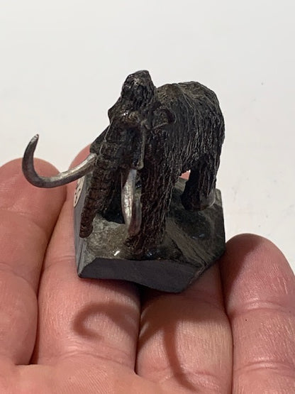 Mammouth en bronze – Sculpture décorative au style antique, symbole de force et de sagesse – Pièce finement détaillée – 55 × 45 × 37 mm – 85,3 g