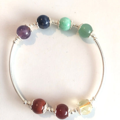 Bracelet '7 chakras', avec perles de 8 millimètres et tubes 100% Argent. Disponible de 17 à 21 cm de long.