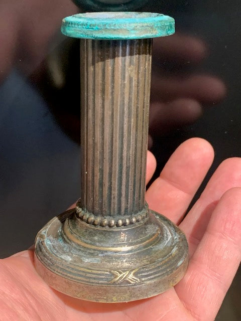 Bougeoir ancien style 19éme siècle de 10 cm de haut x 6,6 x 4,2 - Fait en métal de type bronze