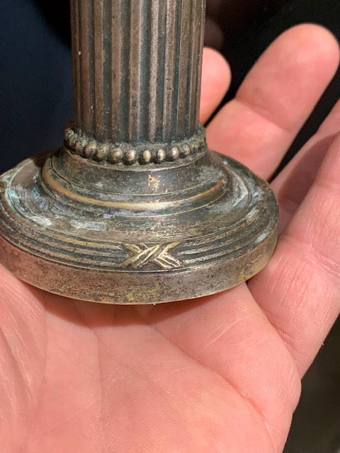 Bougeoir ancien style 19éme siècle de 10 cm de haut x 6,6 x 4,2 - Fait en métal de type bronze