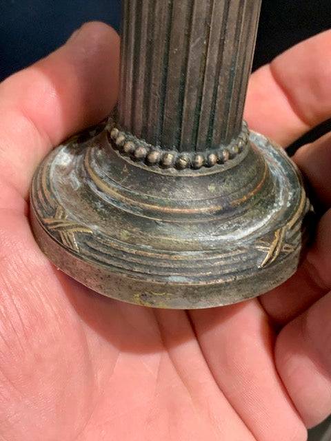 Bougeoir ancien style 19éme siècle de 10 cm de haut x 6,6 x 4,2 - Fait en métal de type bronze