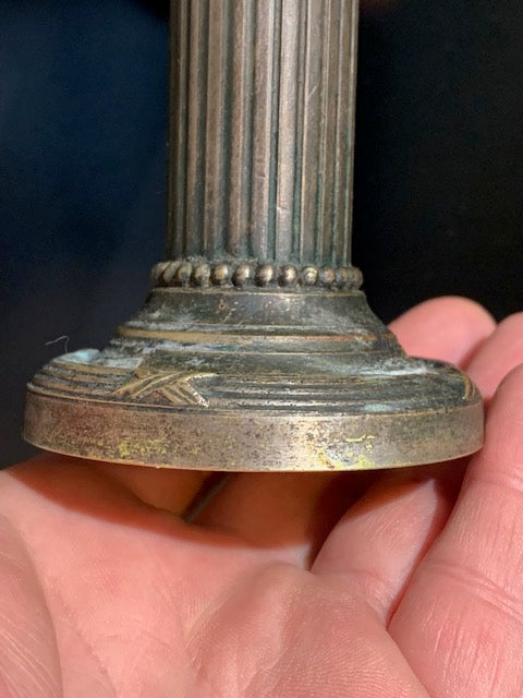 Bougeoir ancien style 19éme siècle de 10 cm de haut x 6,6 x 4,2 - Fait en métal de type bronze