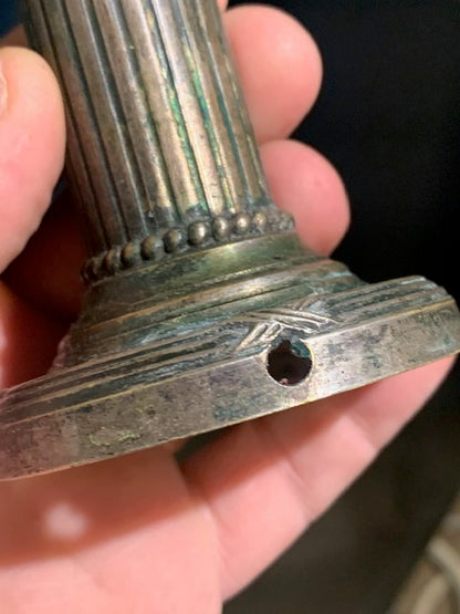 Bougeoir ancien style 19éme siècle de 10 cm de haut x 6,6 x 4,2 - Fait en métal de type bronze