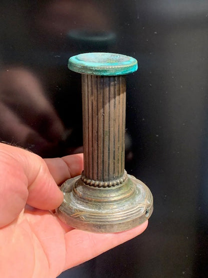 Bougeoir ancien style 19éme siècle de 10 cm de haut x 6,6 x 4,2 - Fait en métal de type bronze